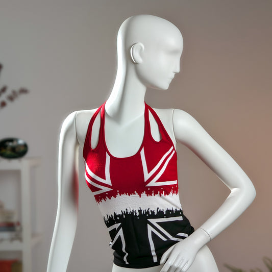 Archival Alexander McQueen 2008 Union Jack Halterneck Knit Top – red, white and black intarsia knit with deconstructed Union Jack flag motif, crowd silhouette graphic at midriff, racerback halterneck with open back, cropped fit, product shot on dress form
Autumn/Winter 2008 collection, titled „The Girl Who Lived in the Tree“