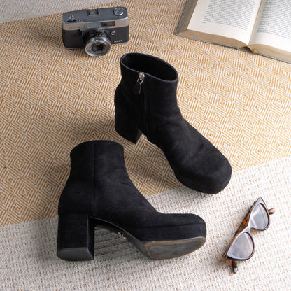 Prada Milano Archival 90s Black Suede Platform Block Heel Ankle Boots – jet black suede upper, square toe, chunky platform sole with engraved Prada metal logo, substantial block heel, inner zip closure with silver Prada zipper pull, Made in Italy, flat lay editorial shot